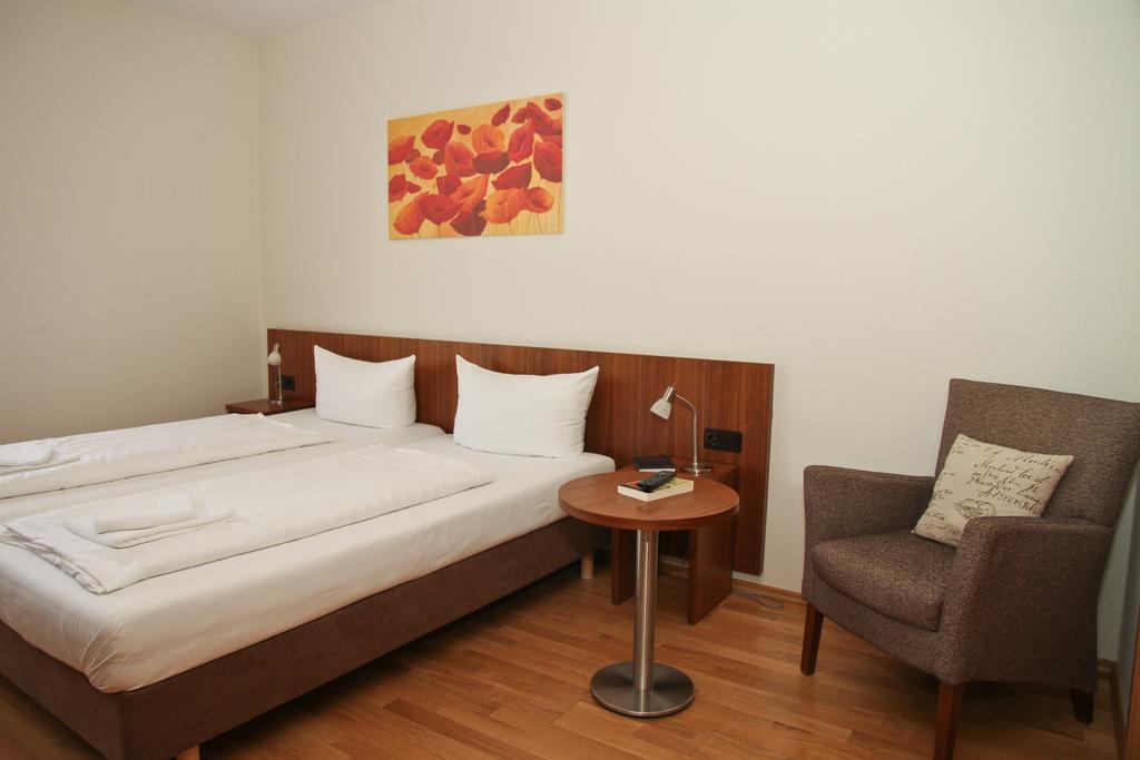 Landgasthof Zur Sonne I Hotel & Restaurant Neuburg am Rhein Room photo