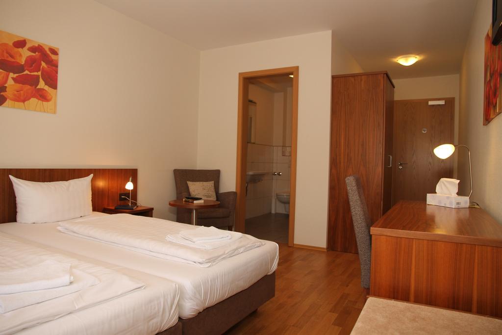 Landgasthof Zur Sonne I Hotel & Restaurant Neuburg am Rhein Room photo