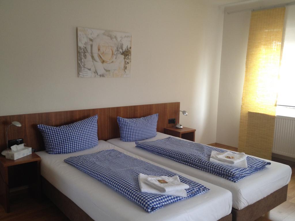 Landgasthof Zur Sonne I Hotel & Restaurant Neuburg am Rhein Room photo