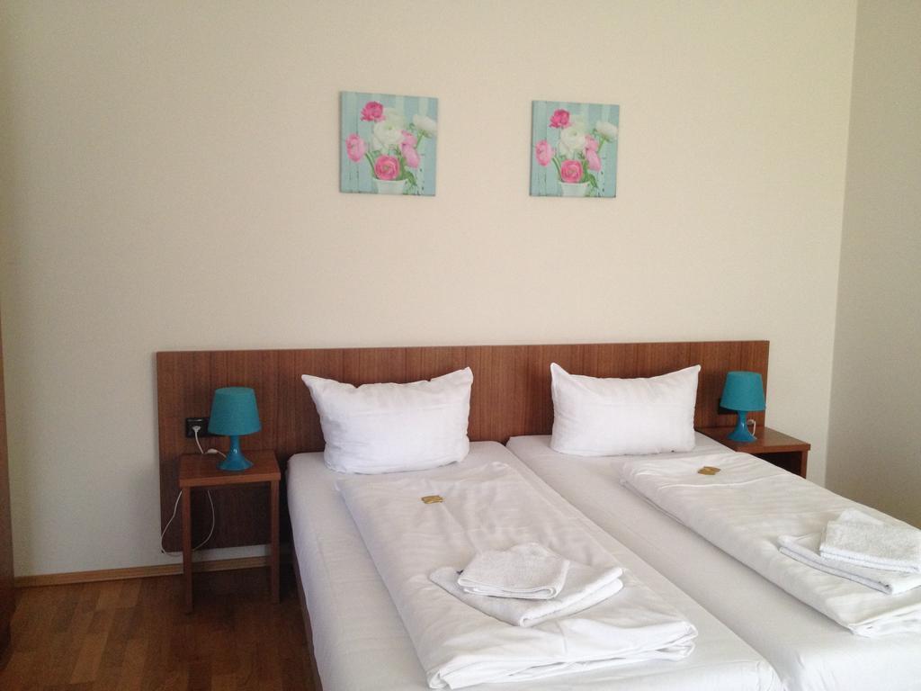 Landgasthof Zur Sonne I Hotel & Restaurant Neuburg am Rhein Room photo